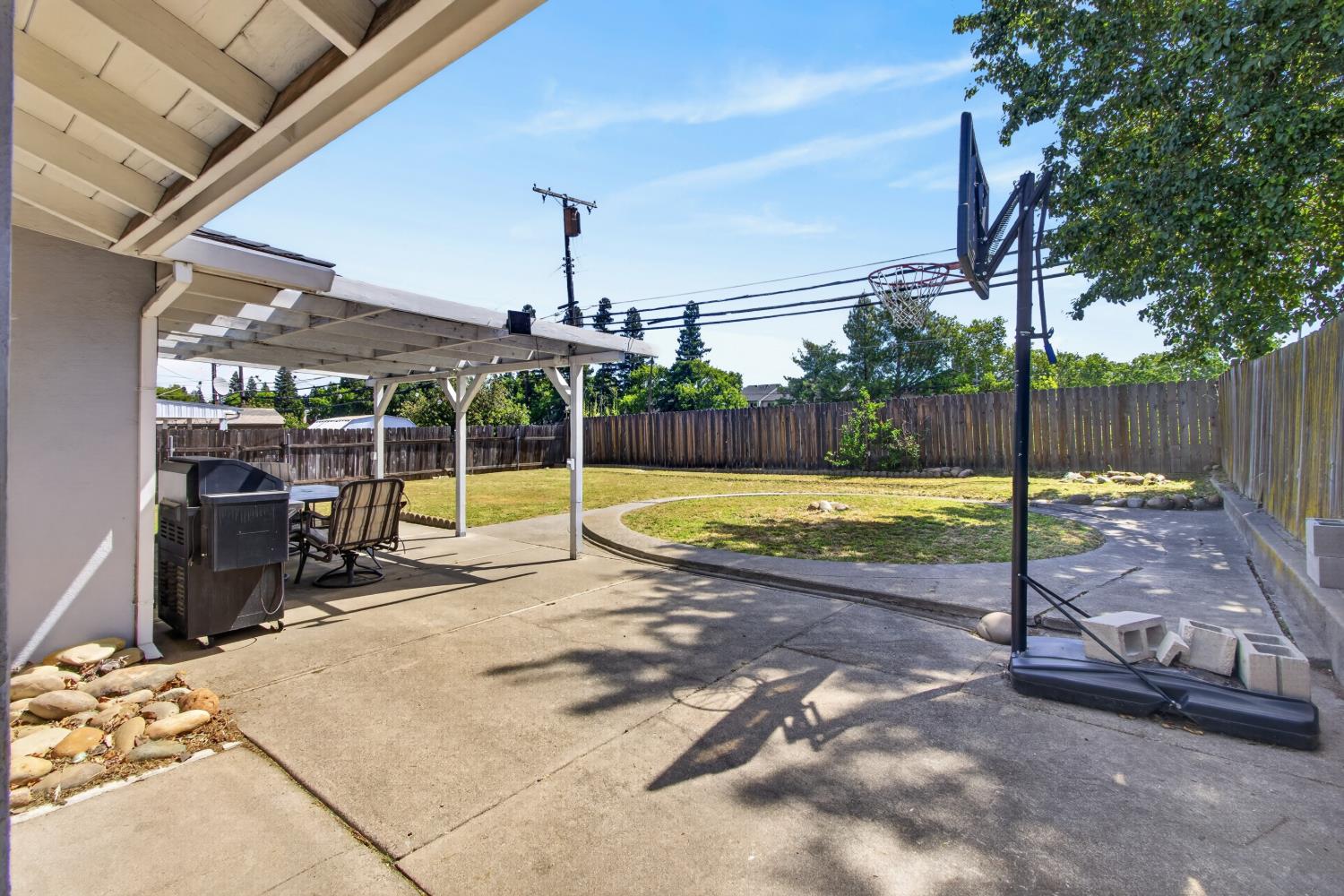 6812 Weddigen Way