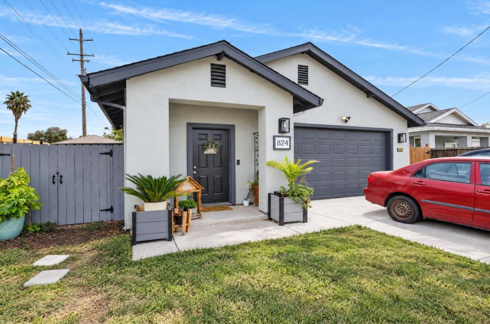 824 Carmelita Avenue
