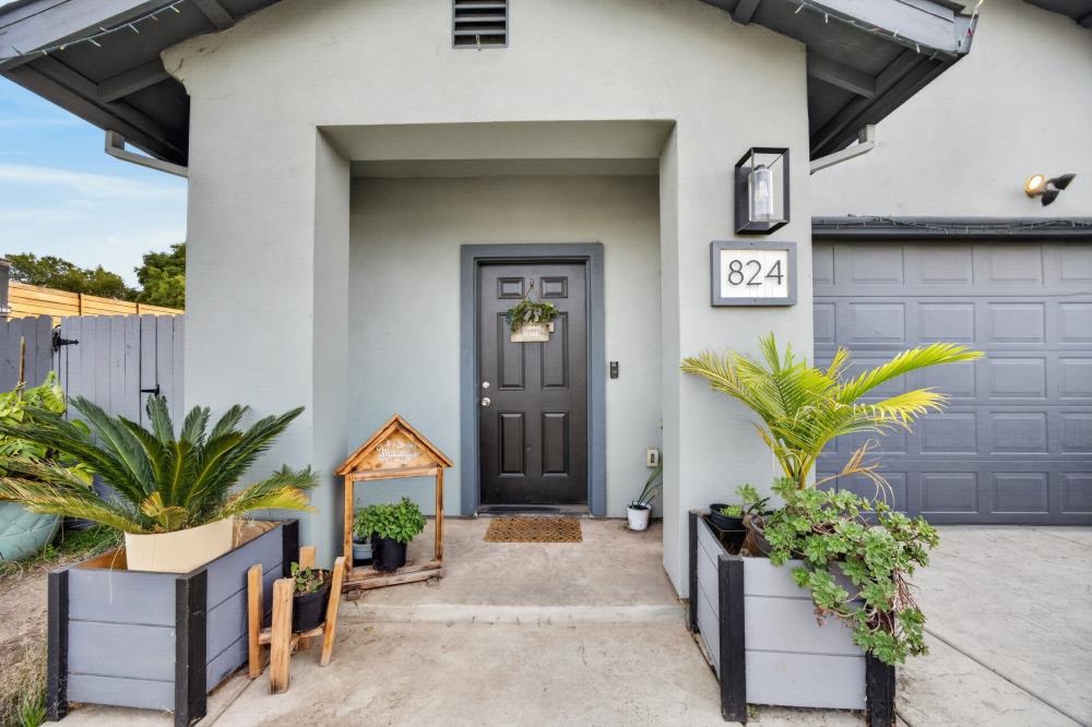 824 Carmelita Avenue