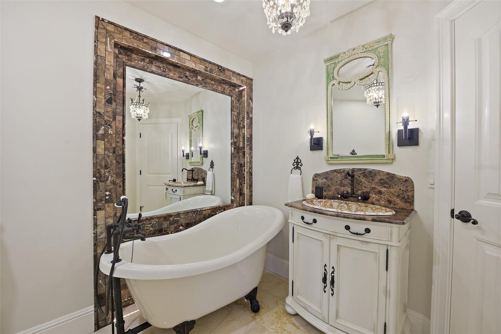 8649 AMBER OAK CT