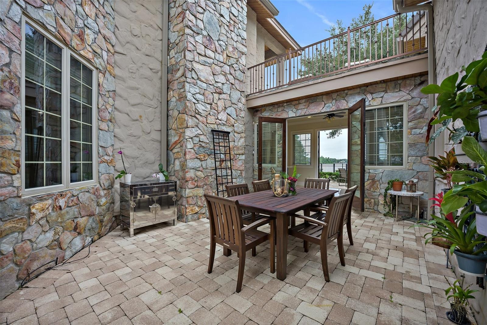 8649 AMBER OAK CT