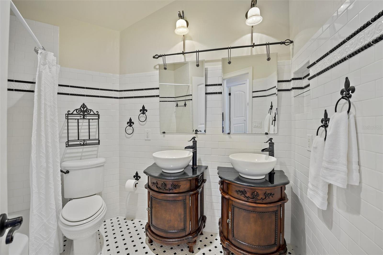 8649 AMBER OAK CT