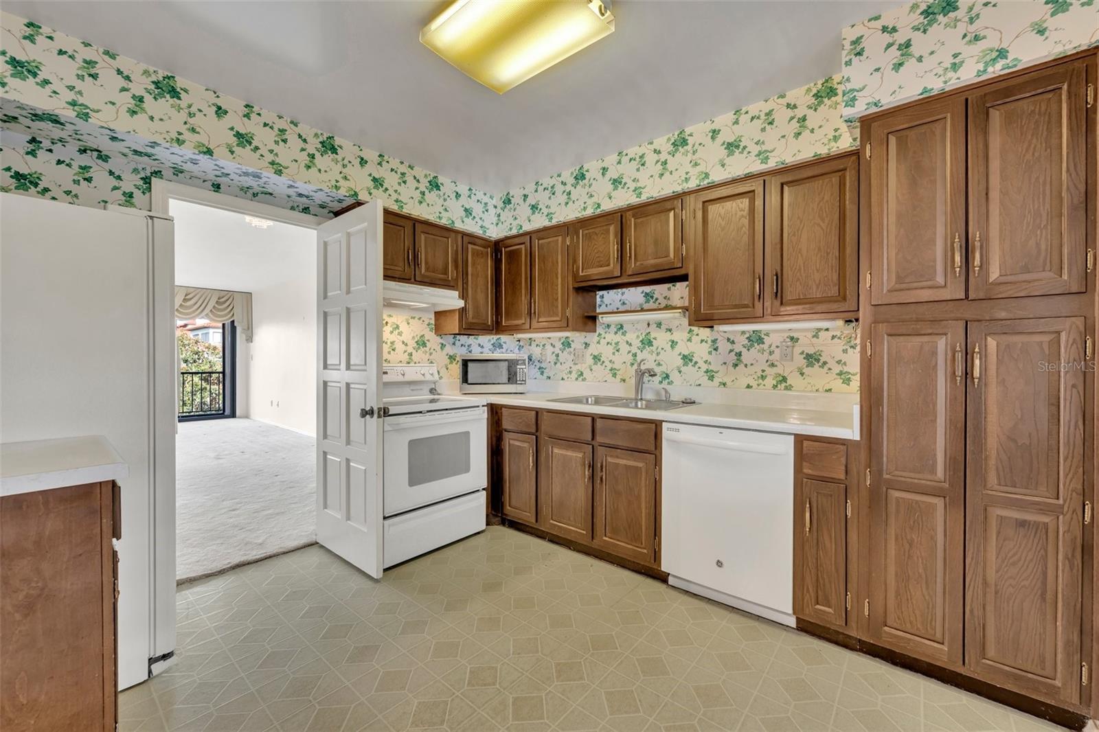 100 S INTERLACHEN AVE #404D