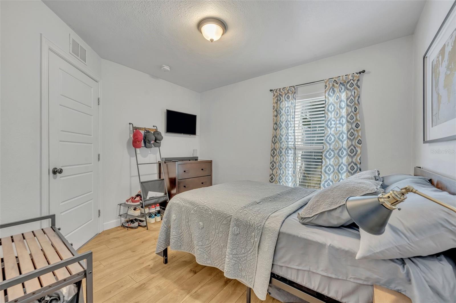 440 E CRYSTAL LAKE ST