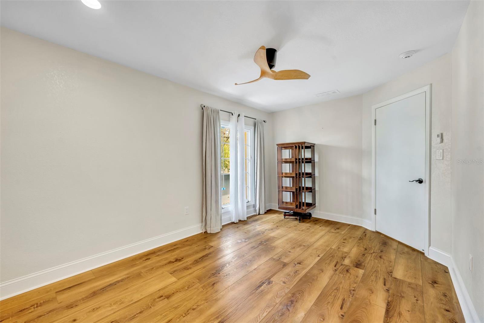 1920 WOODCREST DR #15