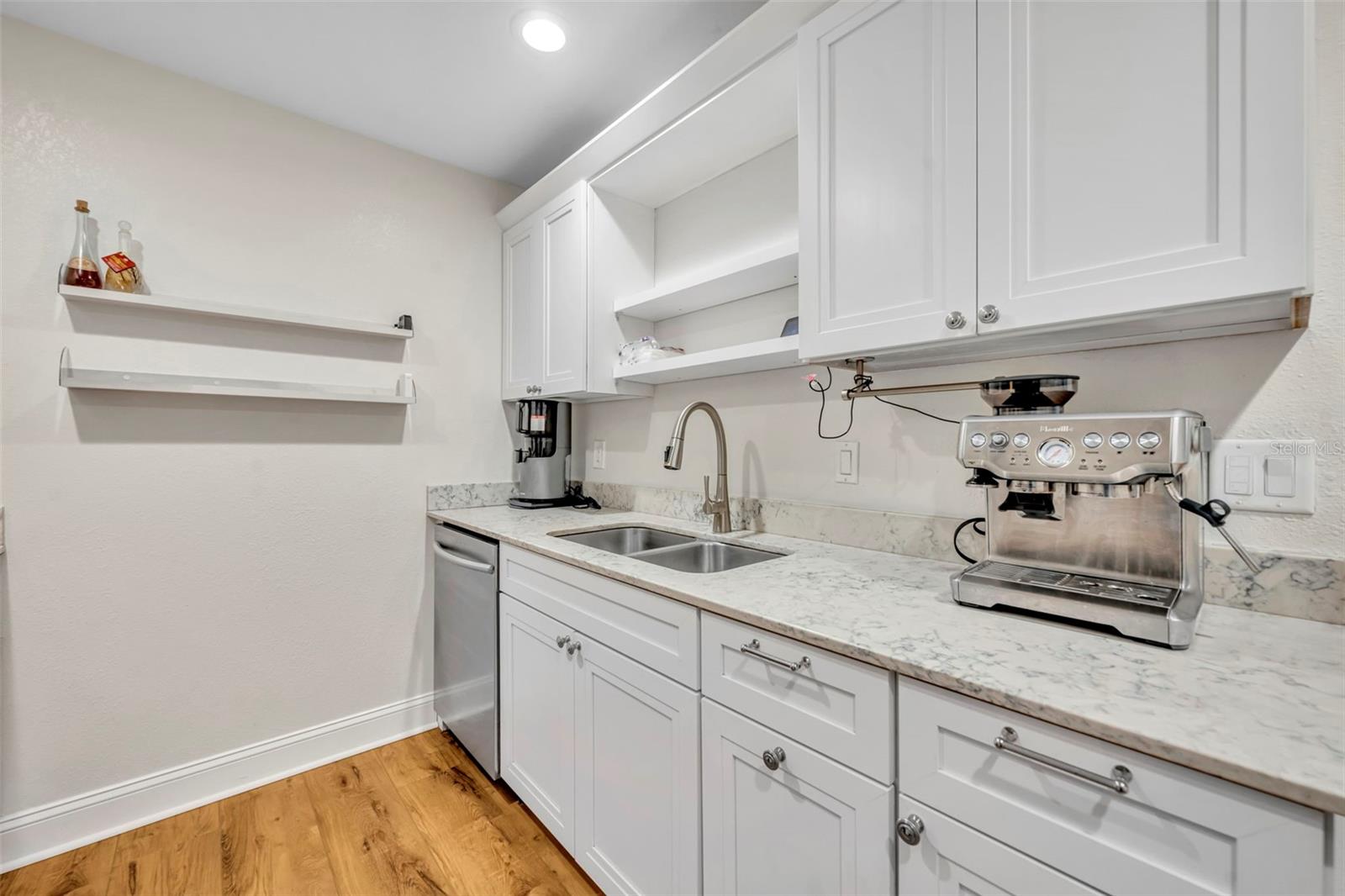 1920 WOODCREST DR #15