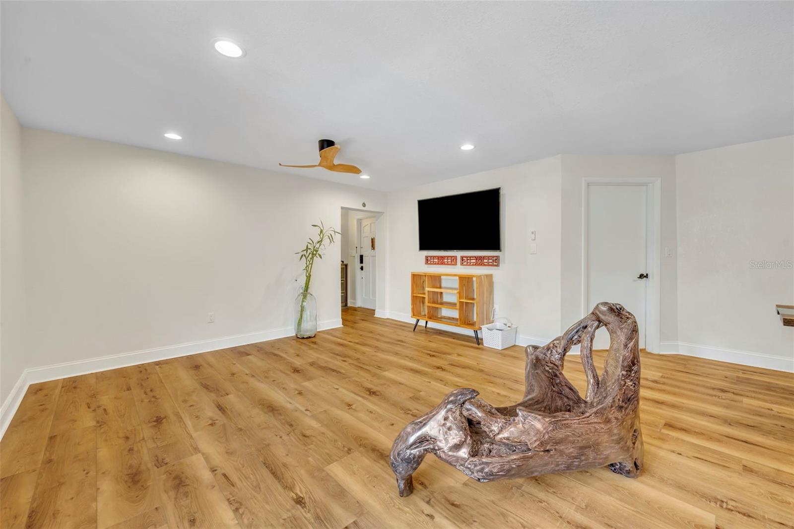 1920 WOODCREST DR #15