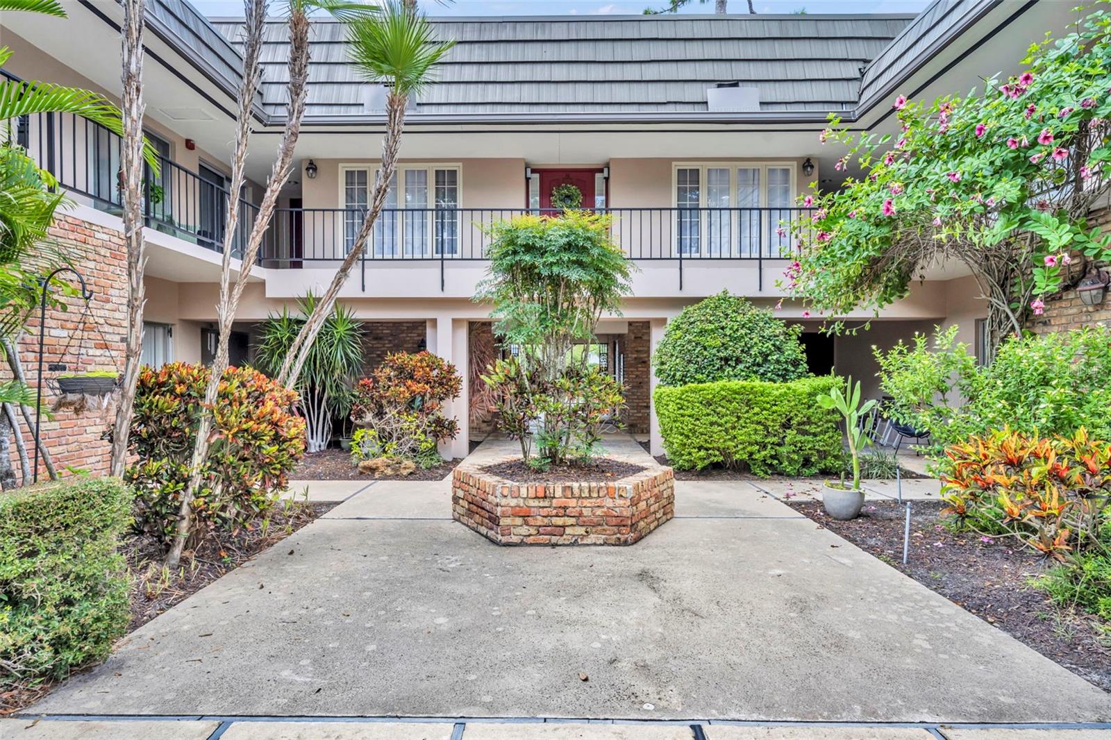 1920 WOODCREST DR #15