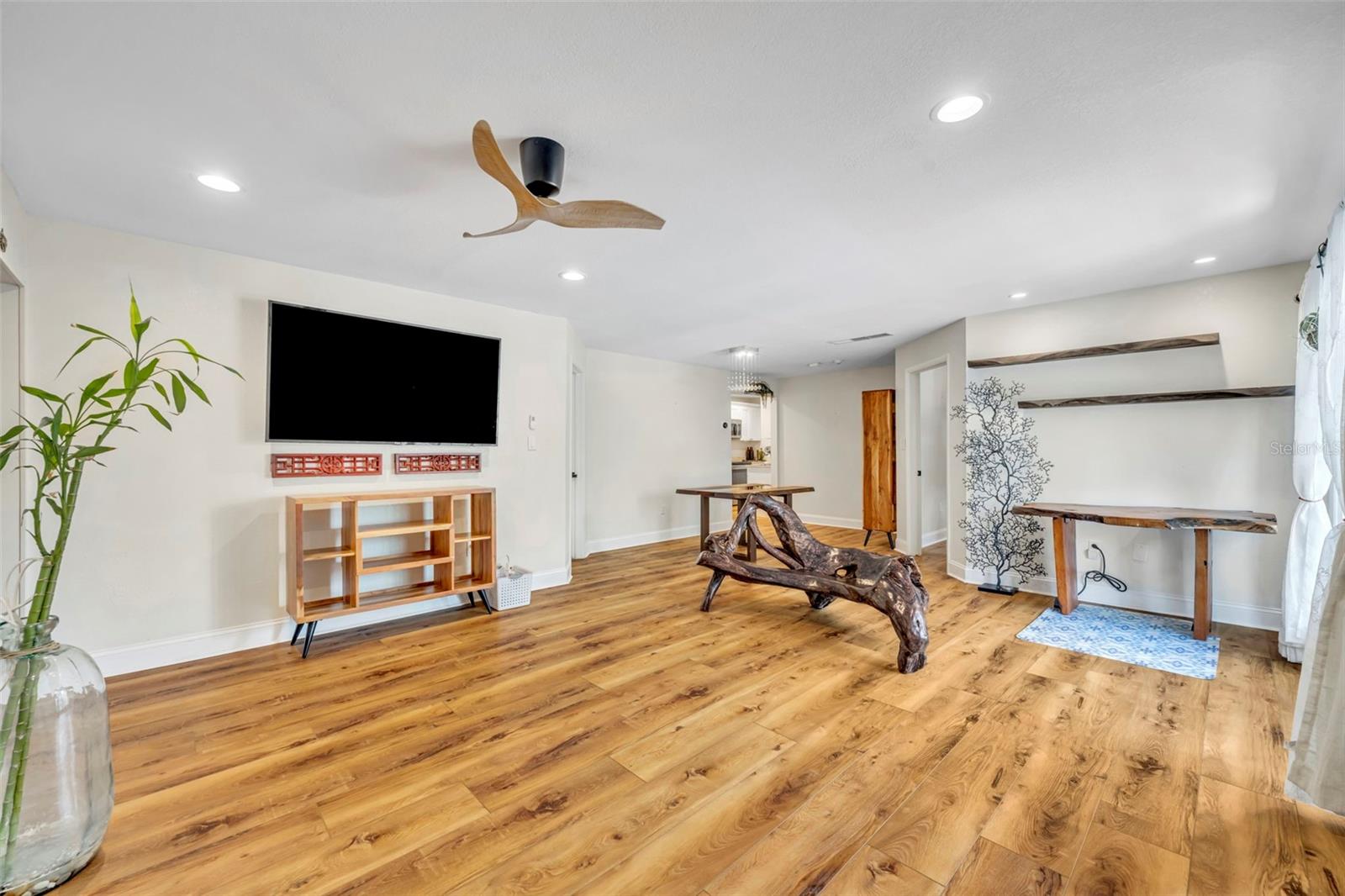 1920 WOODCREST DR #15