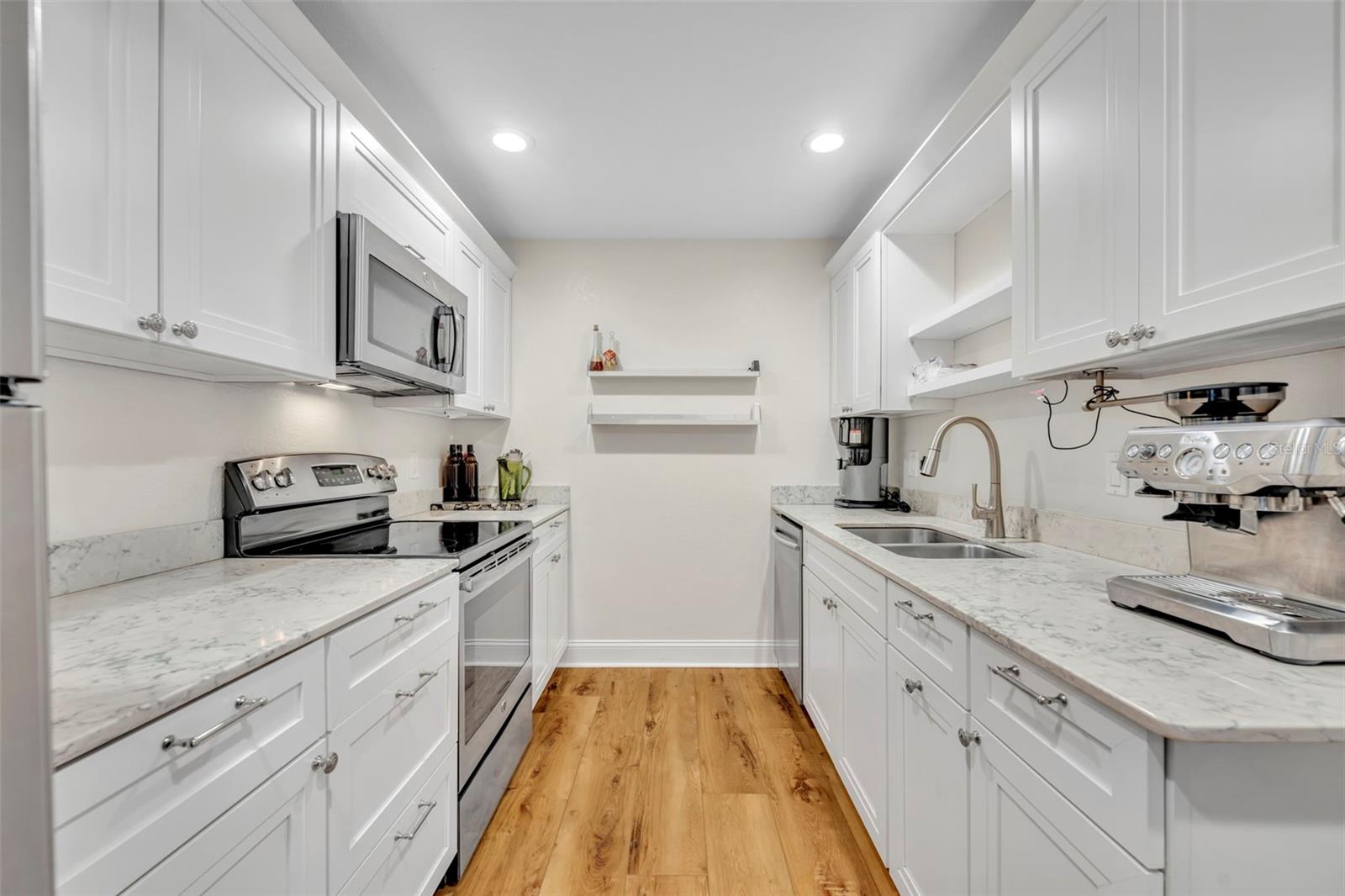 1920 WOODCREST DR #15