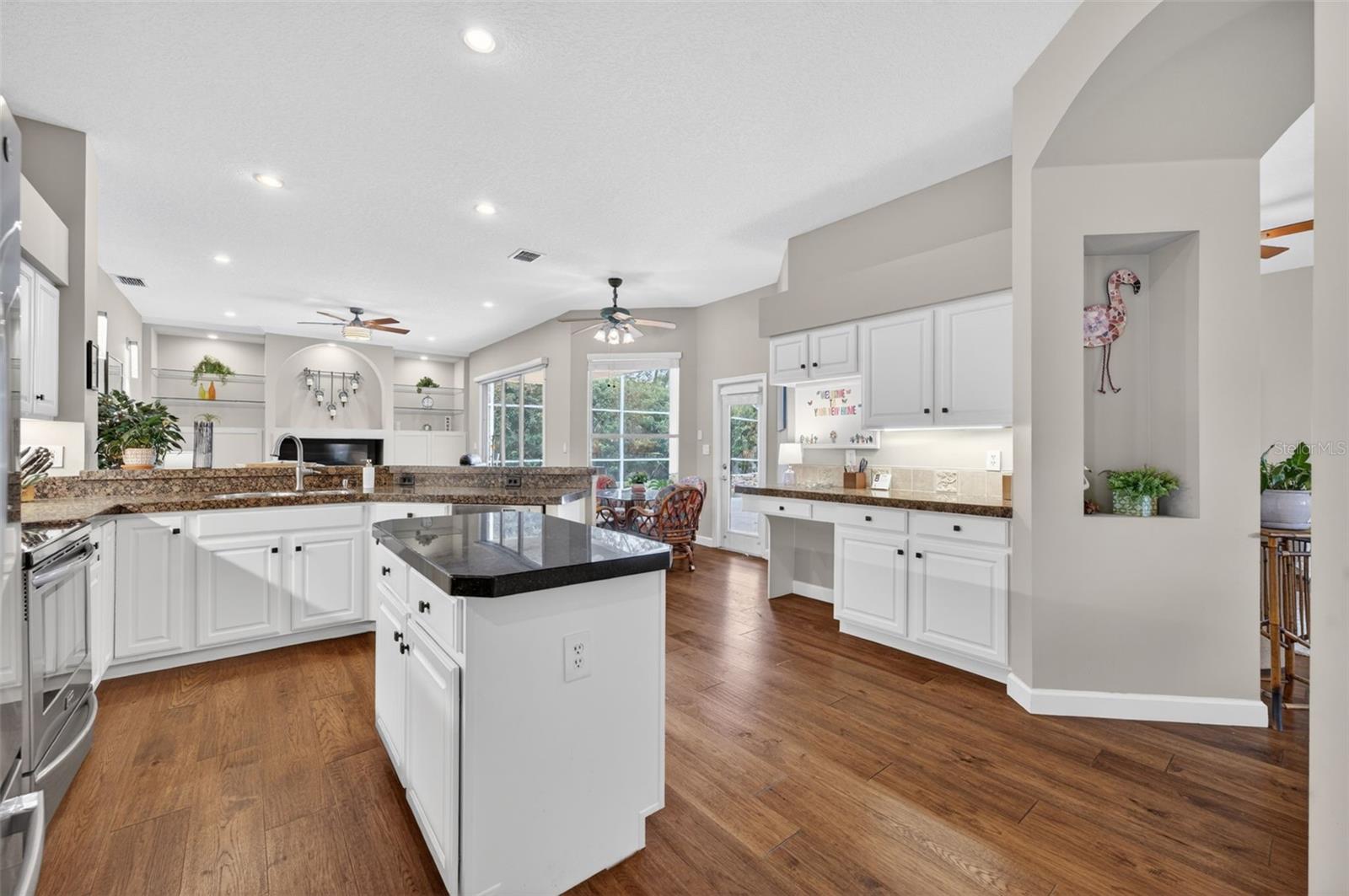 411 DEER POINTE CIR
