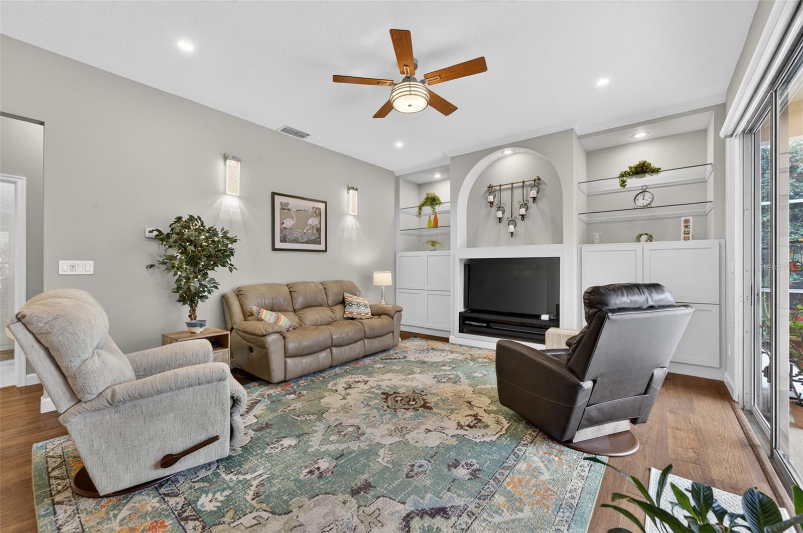 411 DEER POINTE CIR