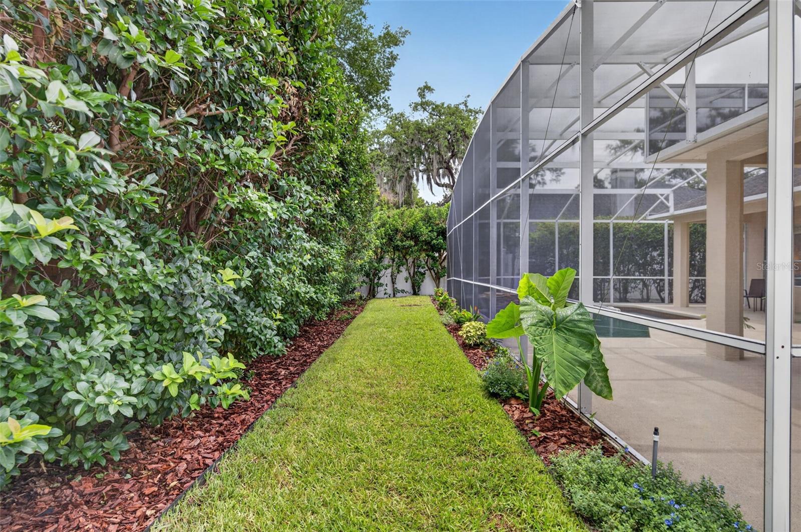 411 DEER POINTE CIR