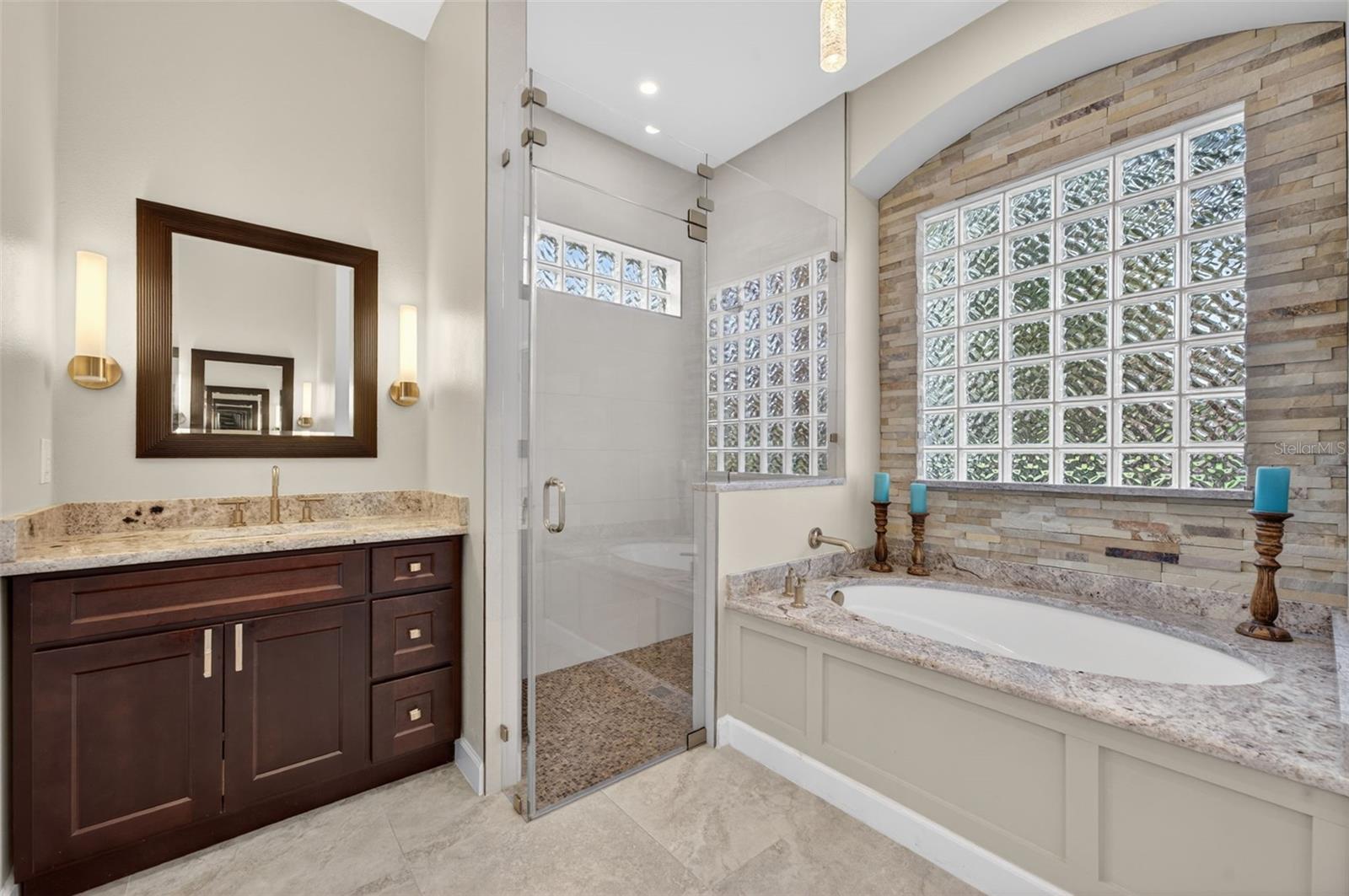 411 DEER POINTE CIR