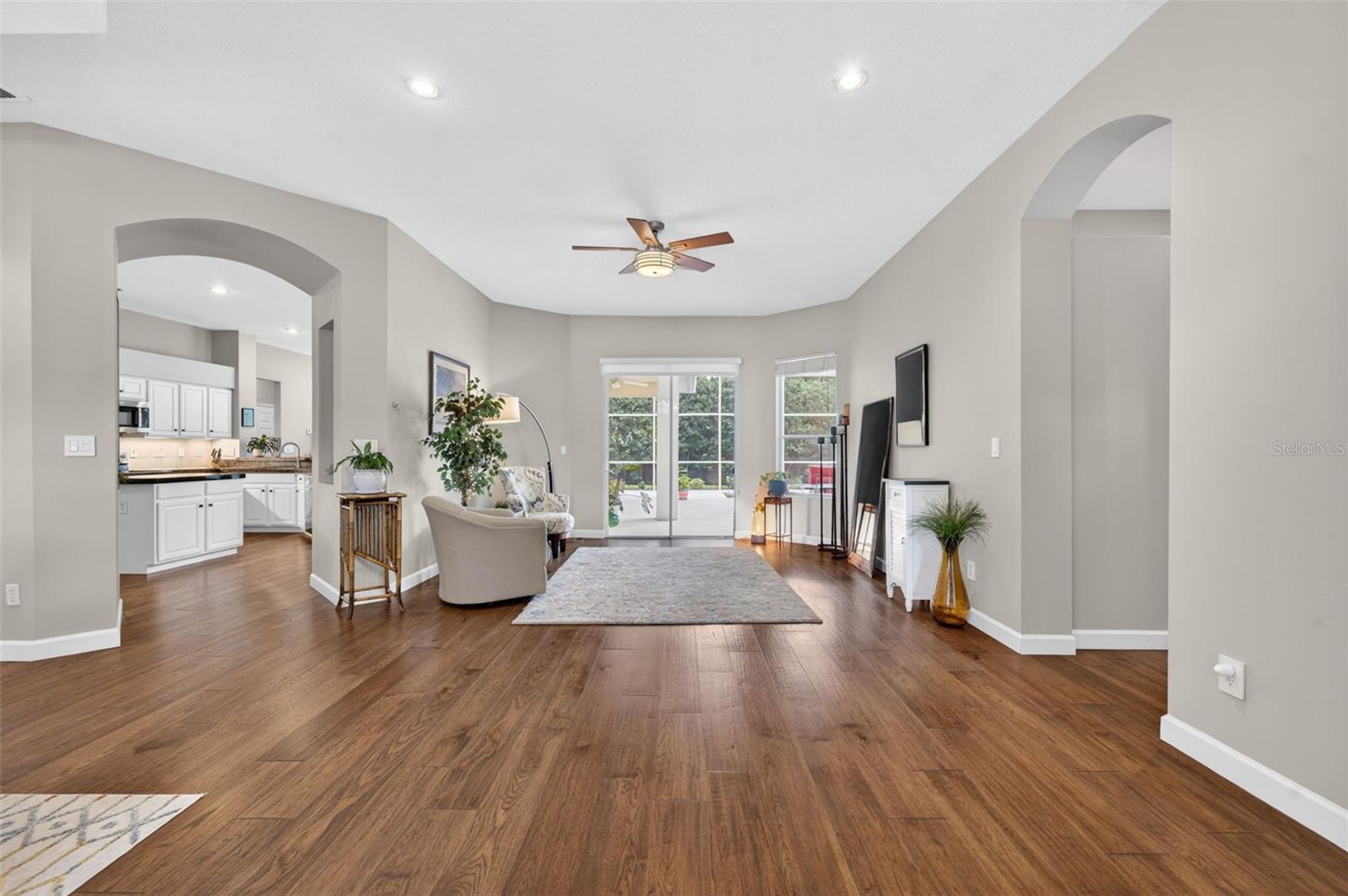 411 DEER POINTE CIR