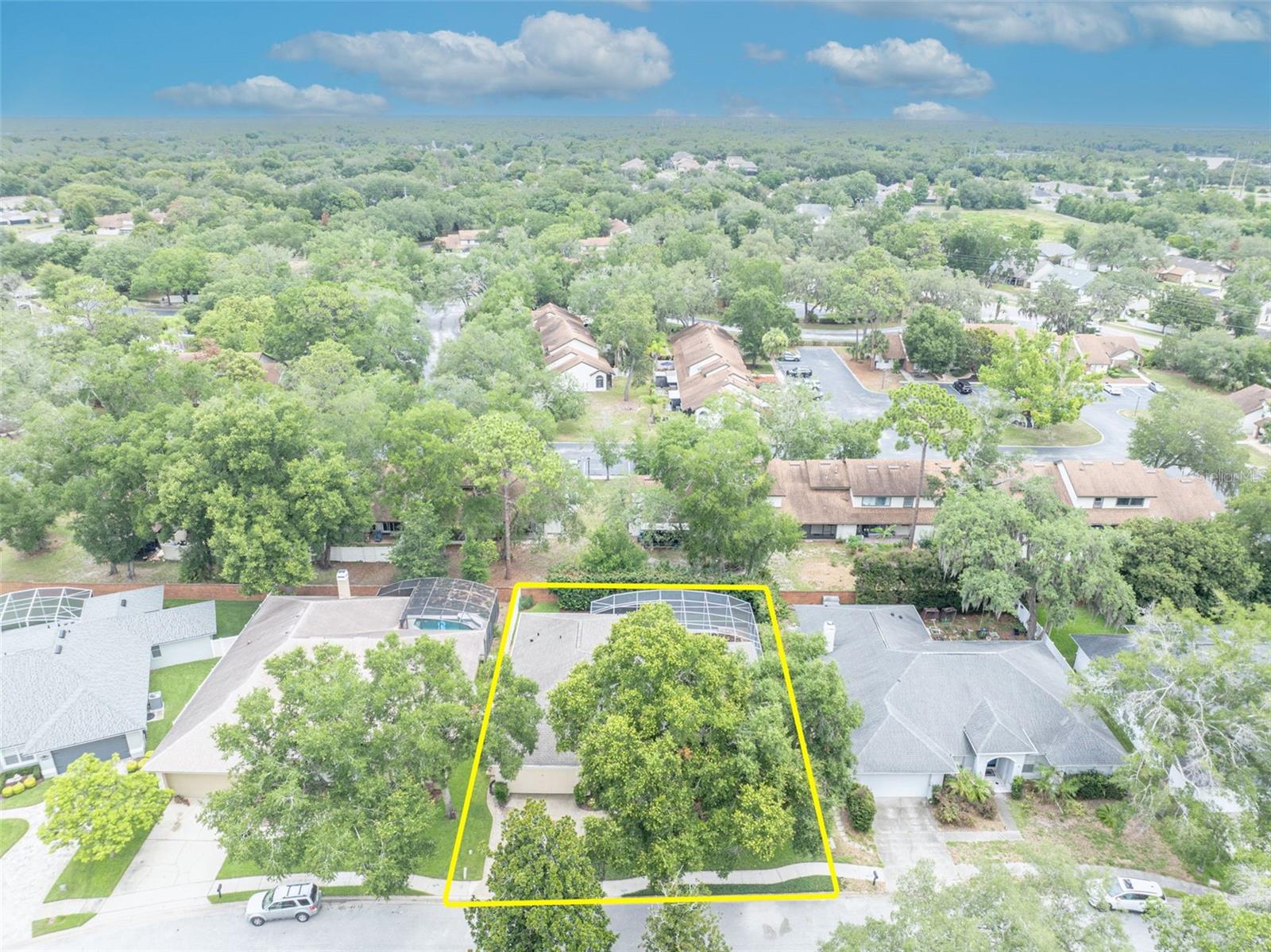 411 DEER POINTE CIR