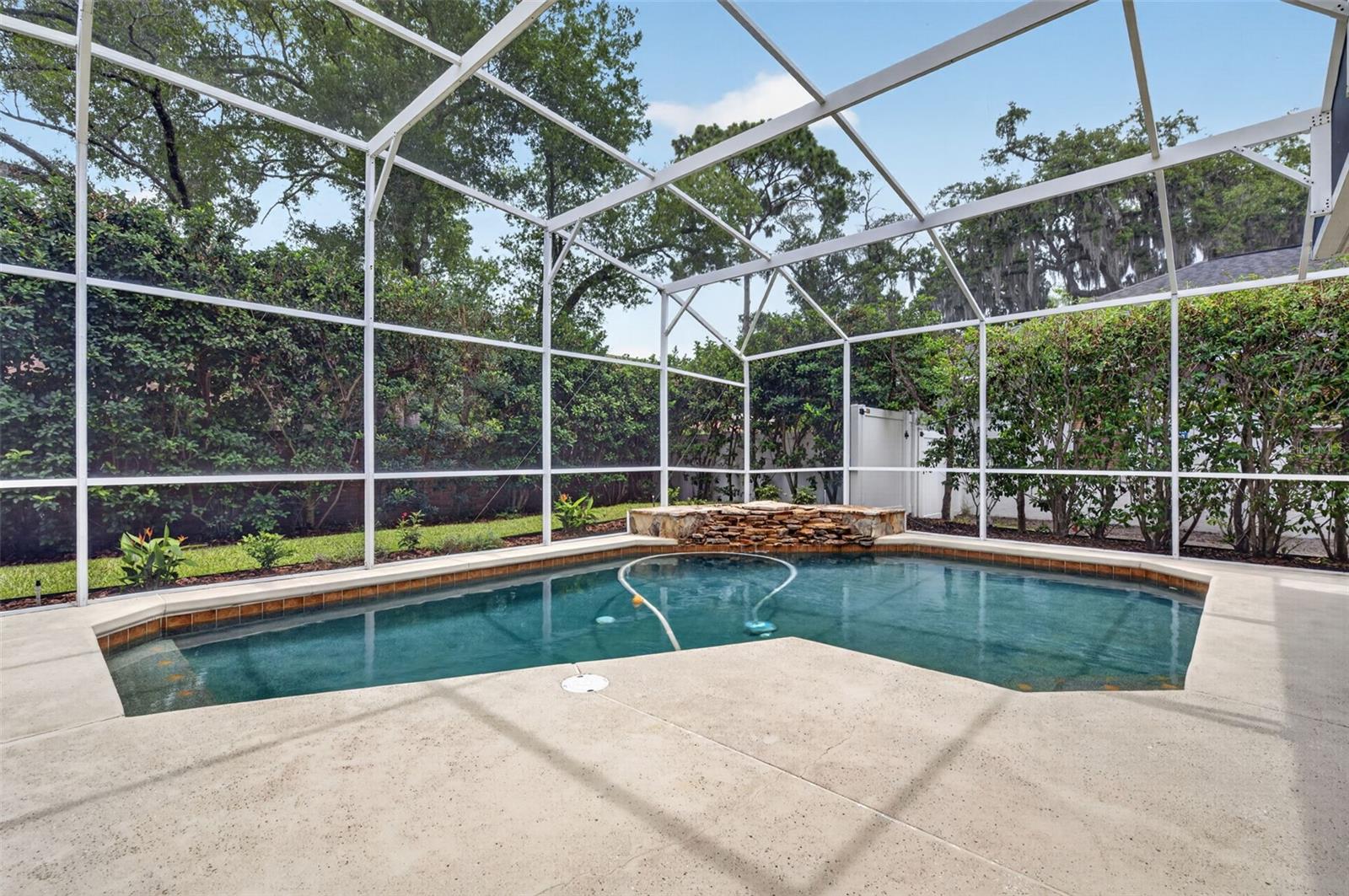 411 DEER POINTE CIR