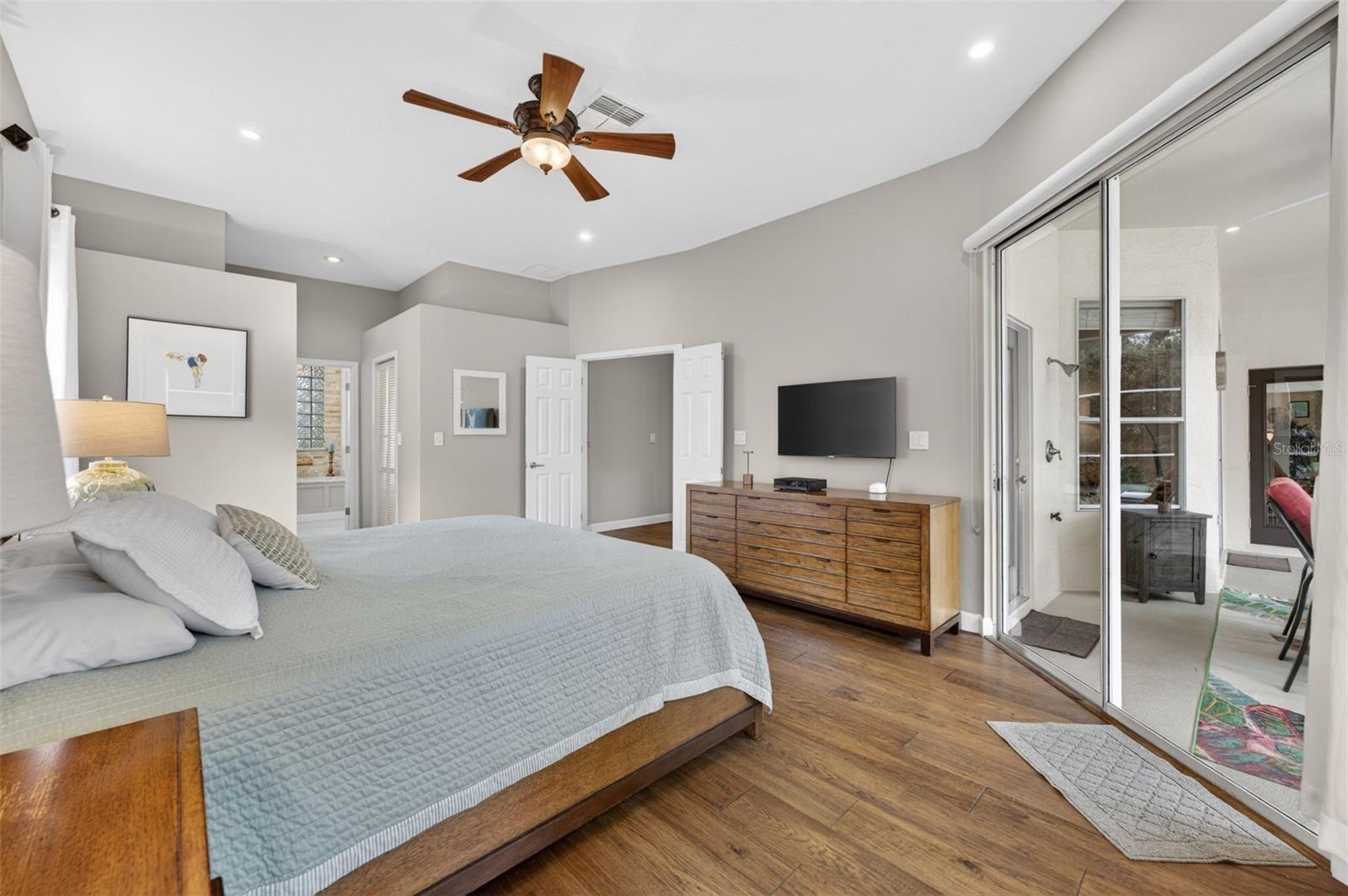 411 DEER POINTE CIR