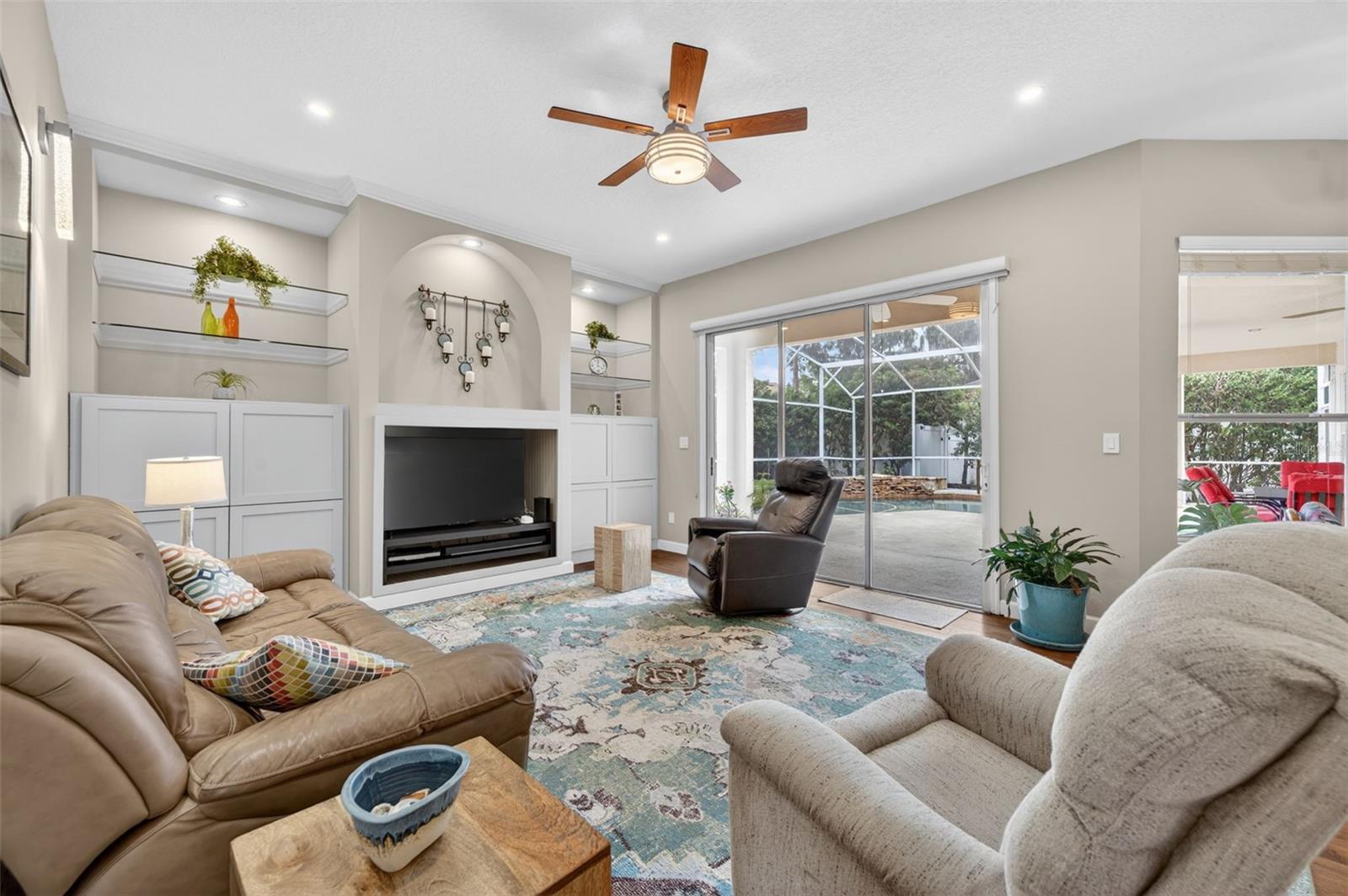 411 DEER POINTE CIR
