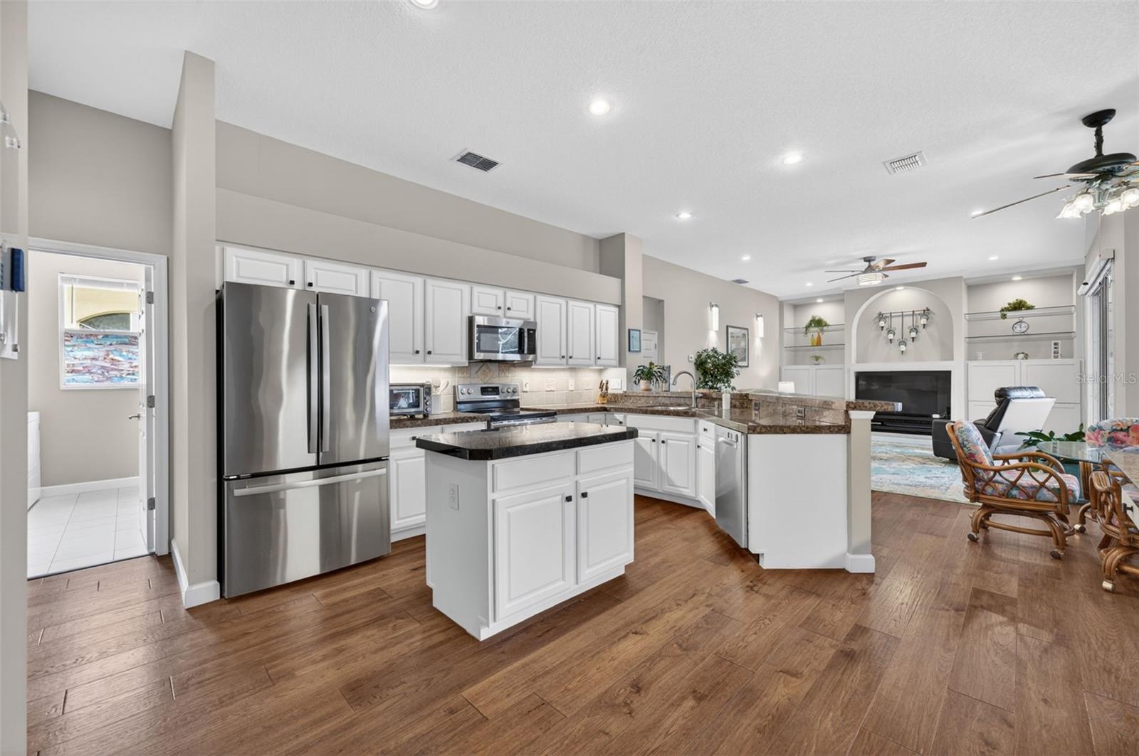 411 DEER POINTE CIR