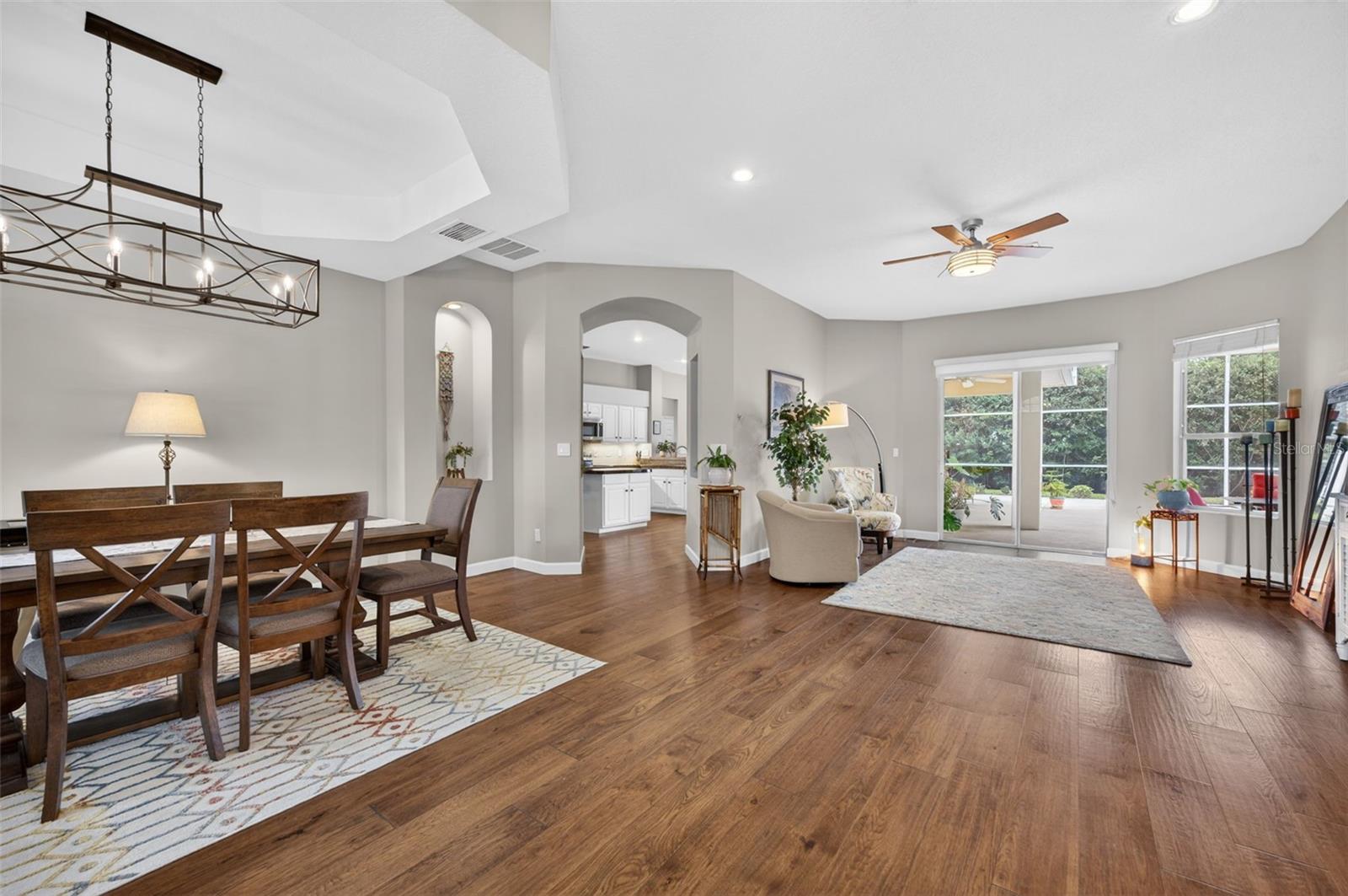 411 DEER POINTE CIR