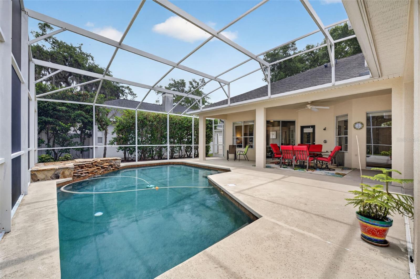411 DEER POINTE CIR