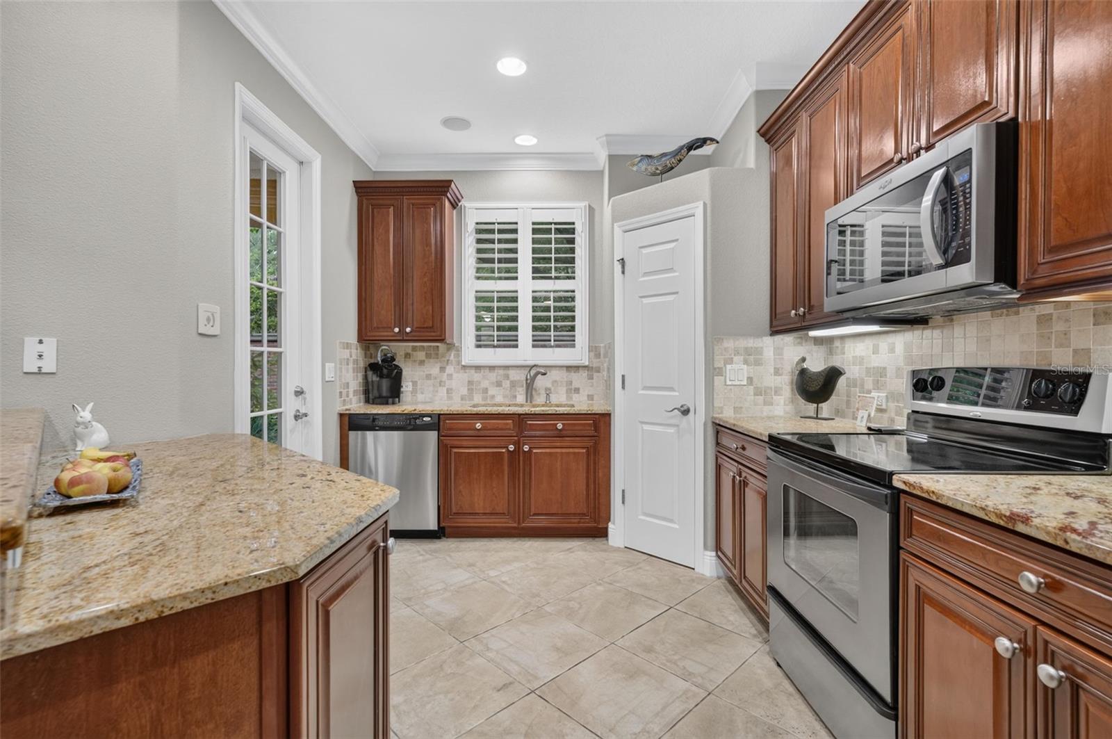 1395 BENEVOLENT ST