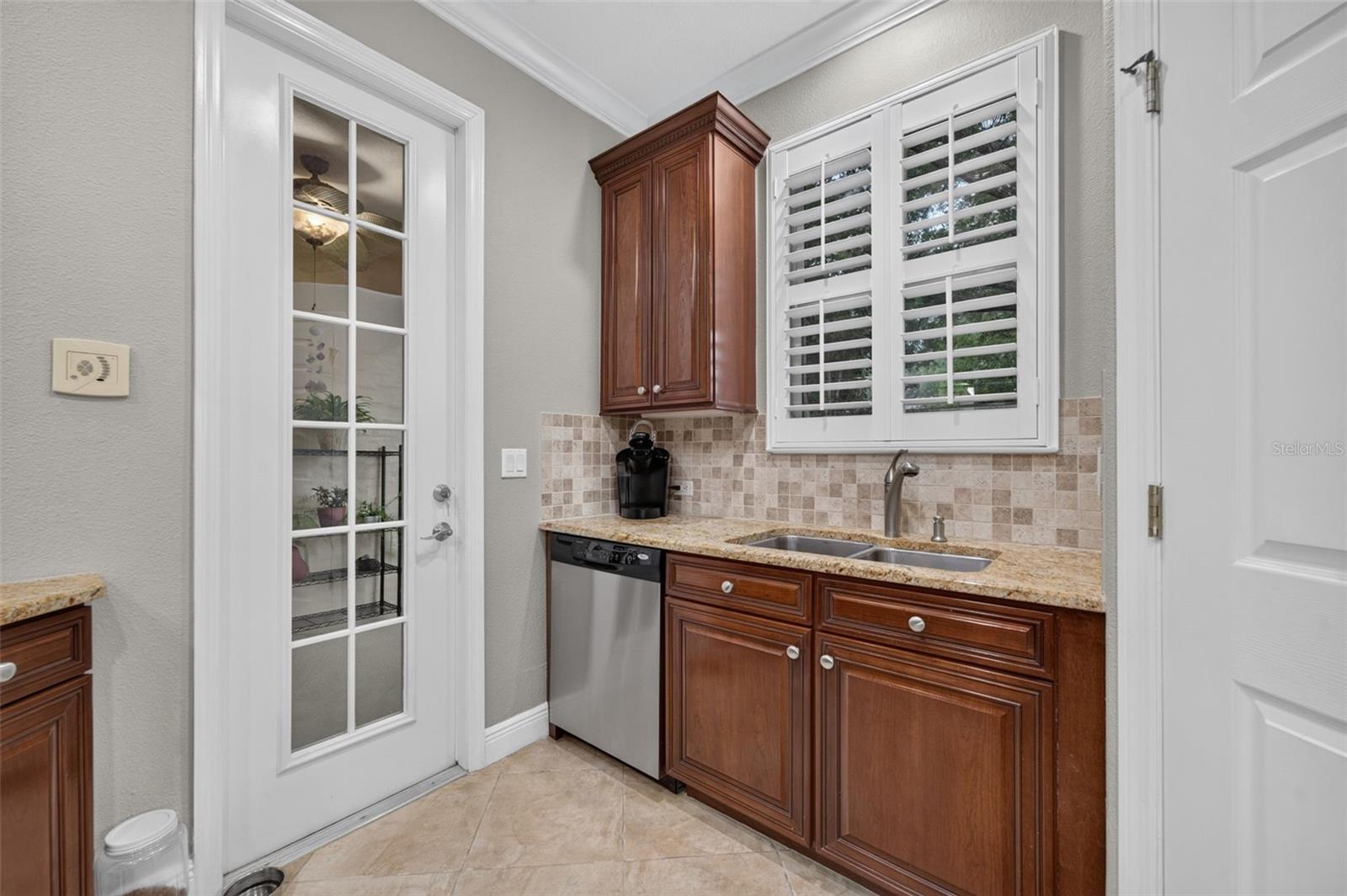 1395 BENEVOLENT ST