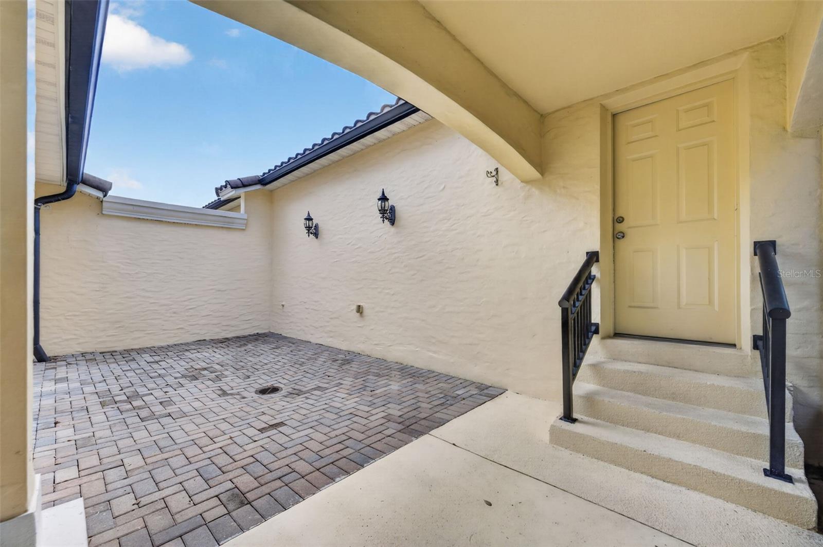 1122 CHARMING ST