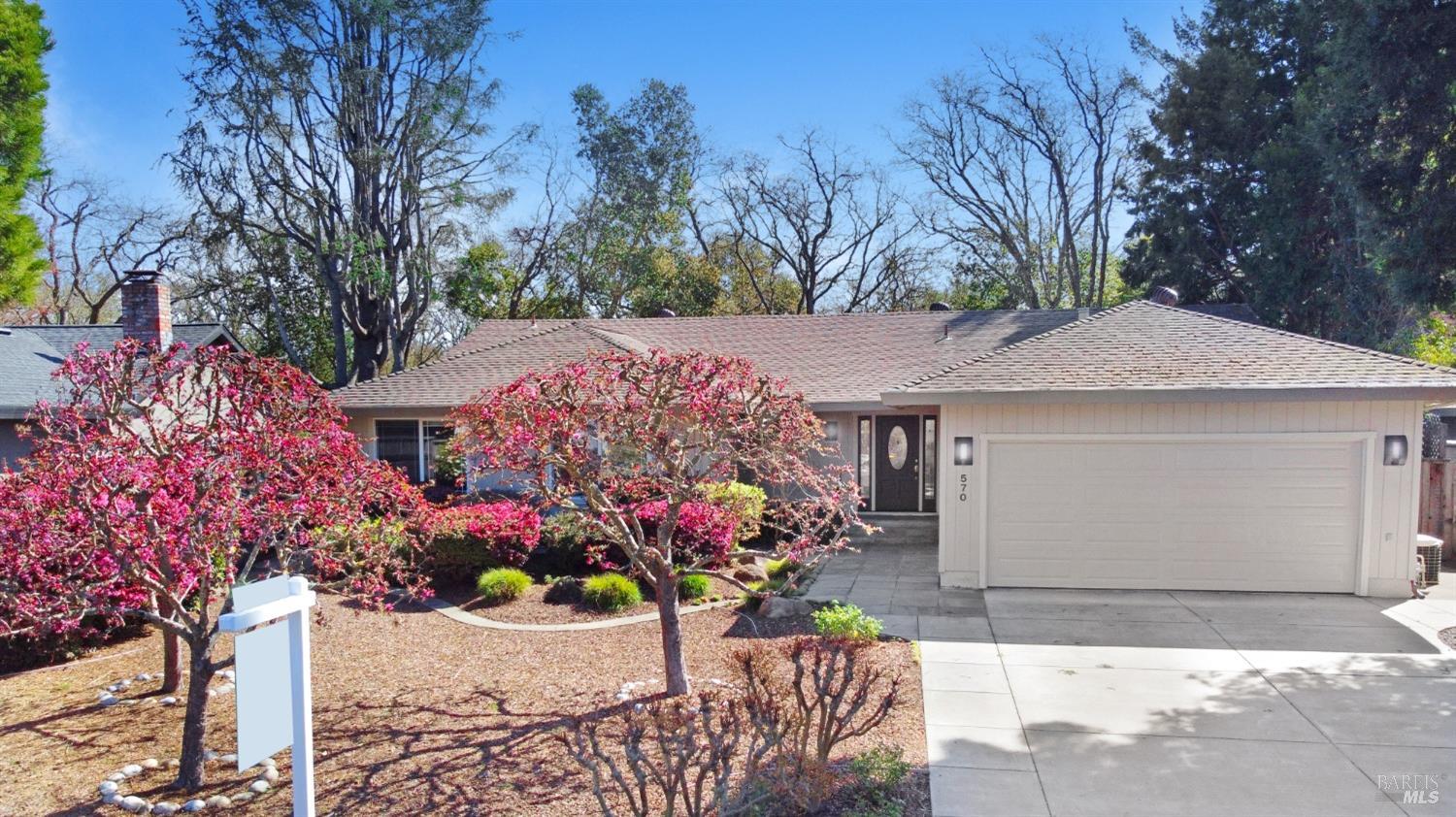570 Este Madera Dr