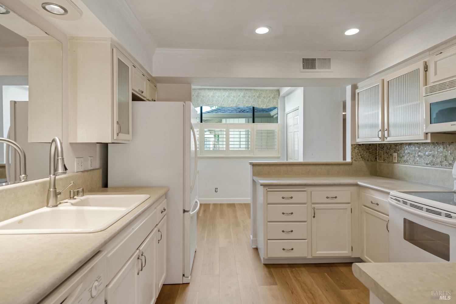 577 6th St W