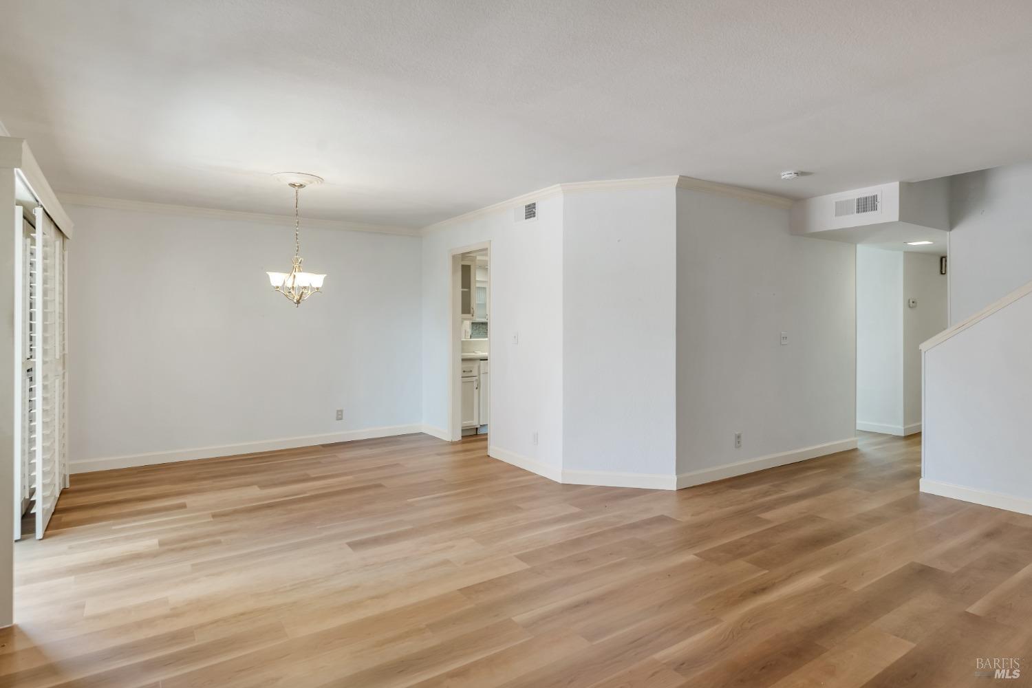 577 6th St W