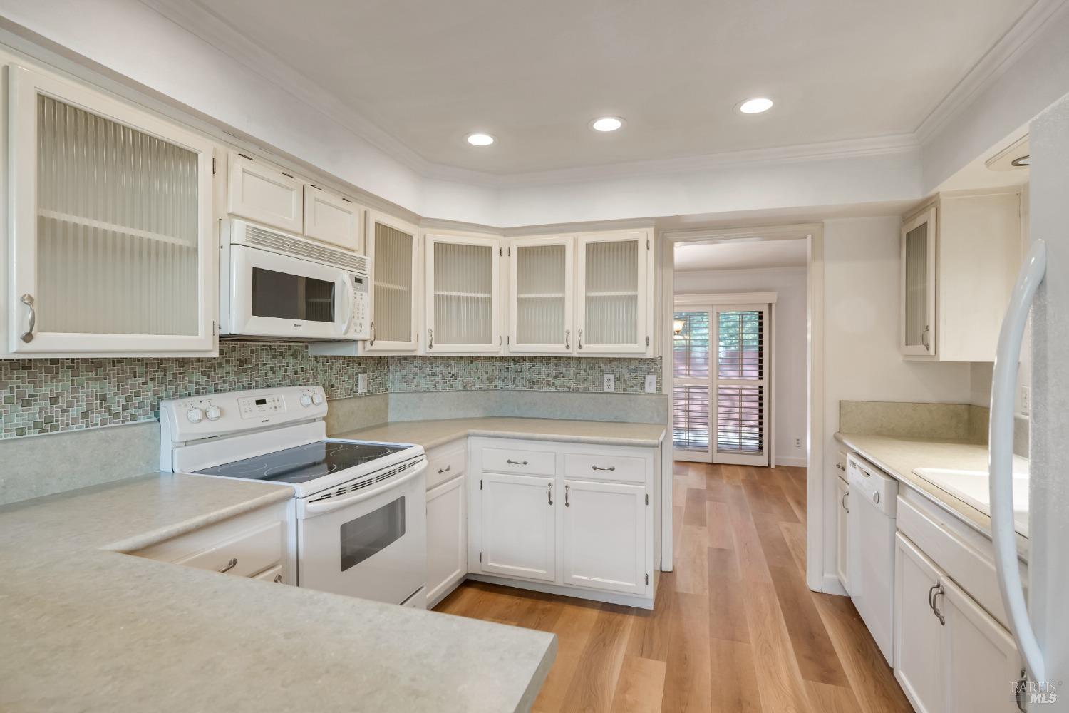 577 6th St W