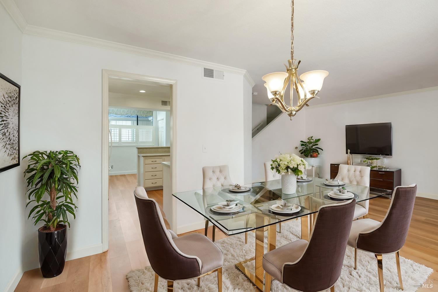 577 6th St W