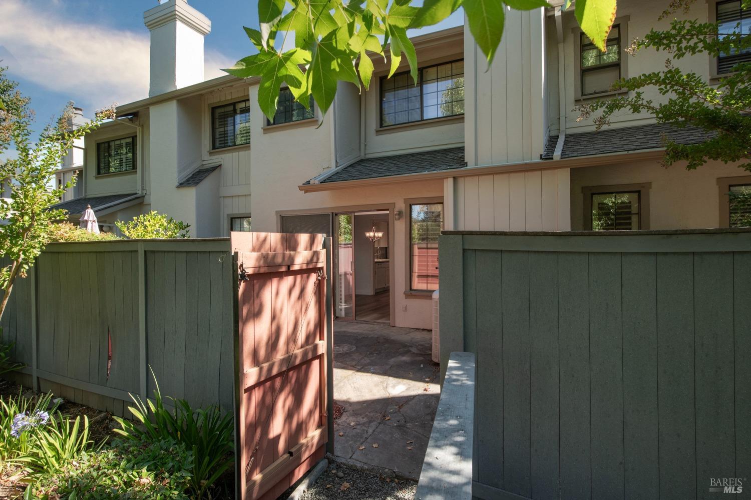 577 6th St W