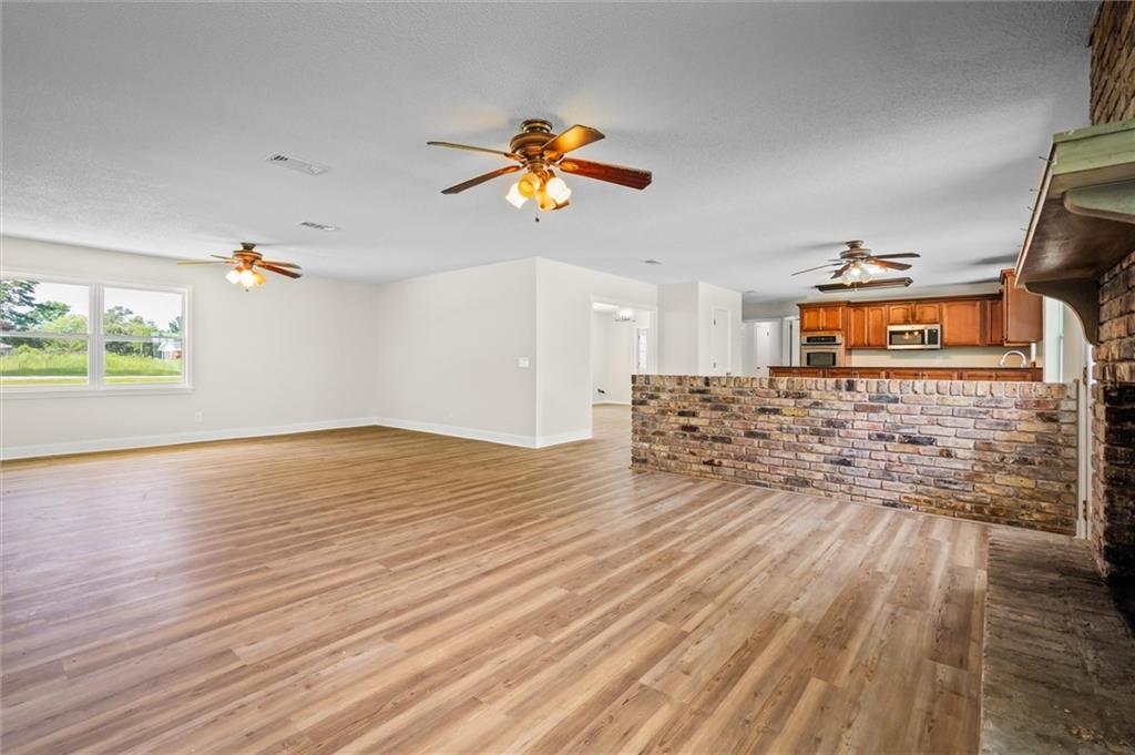 207 Oak Street W