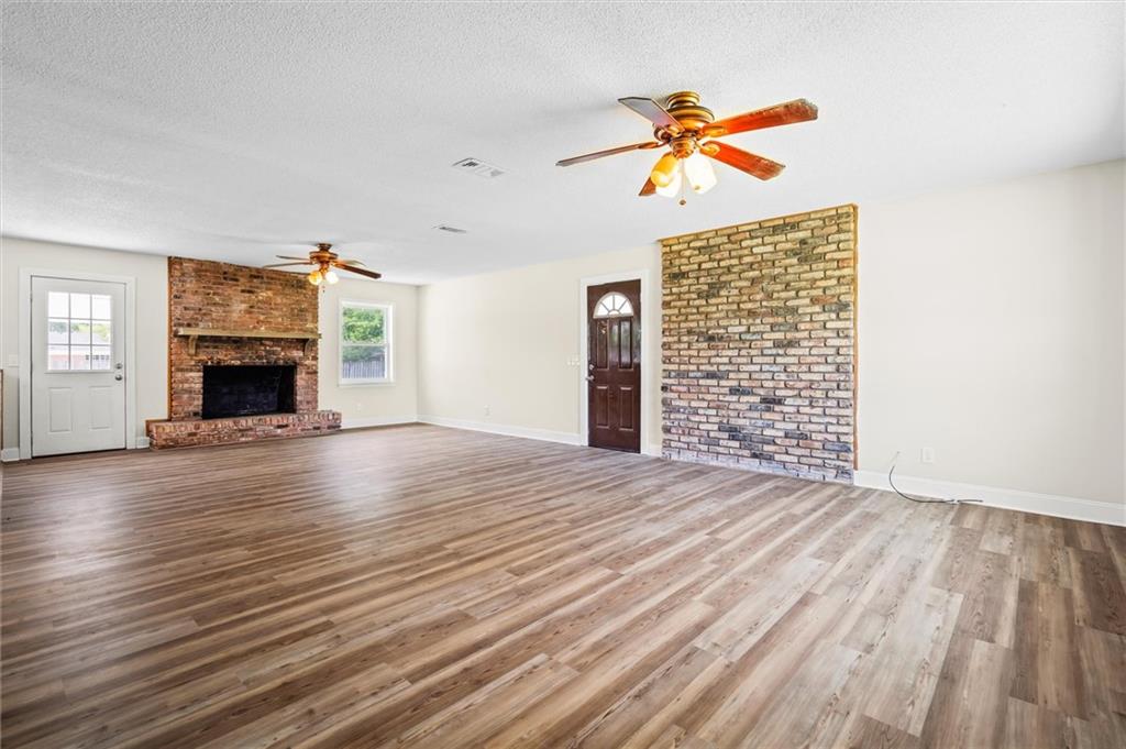 207 Oak Street W