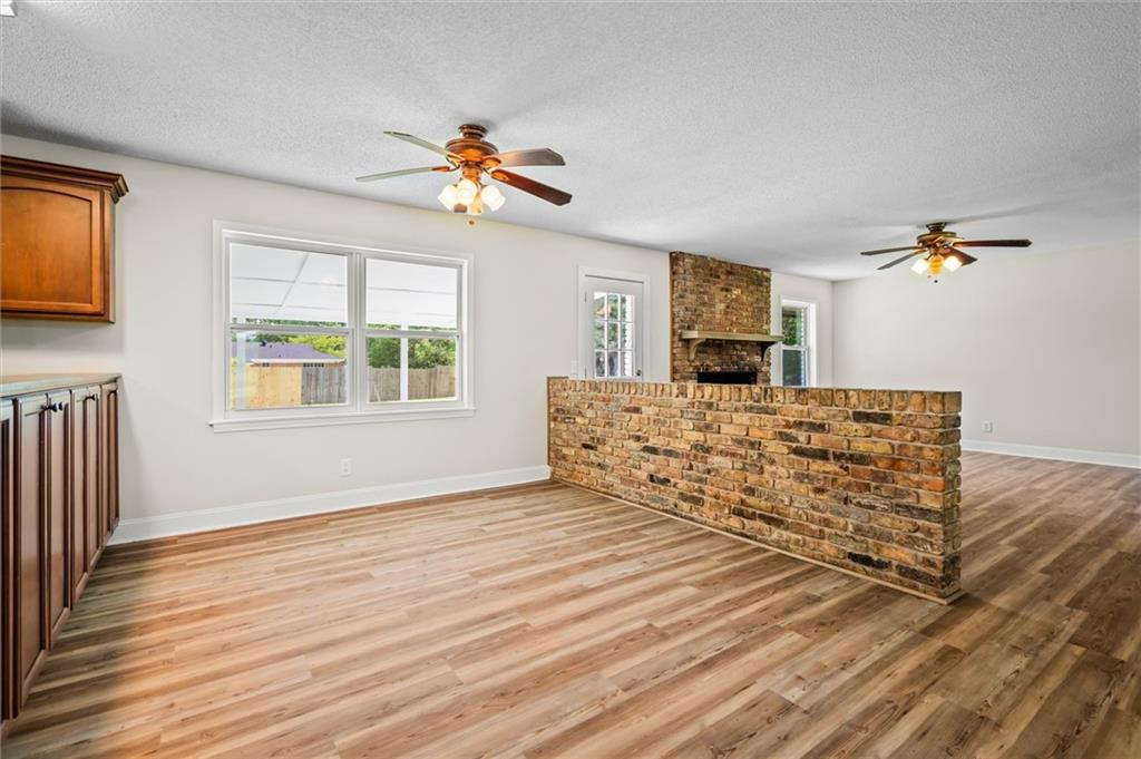 207 Oak Street W
