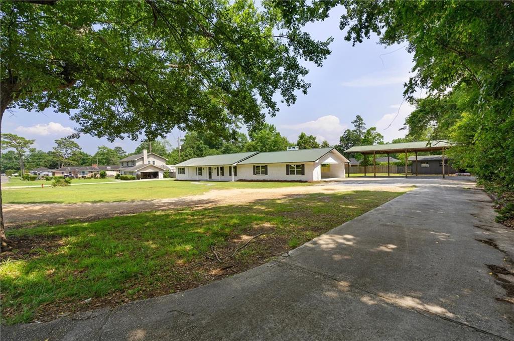 207 Oak Street W