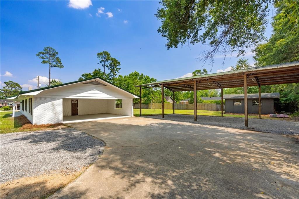 207 Oak Street W