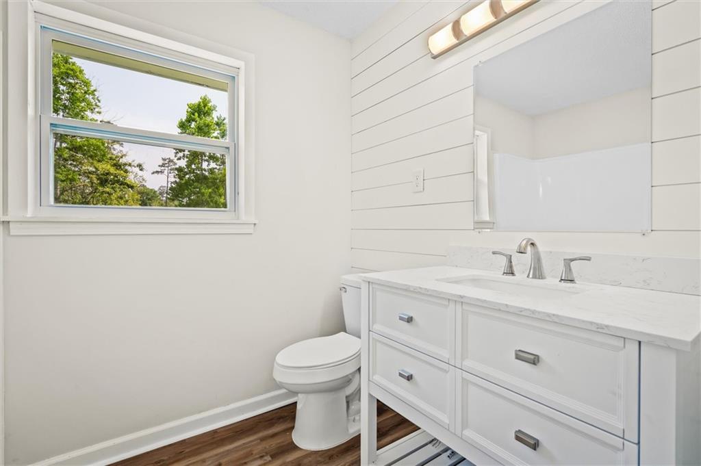 207 Oak Street W