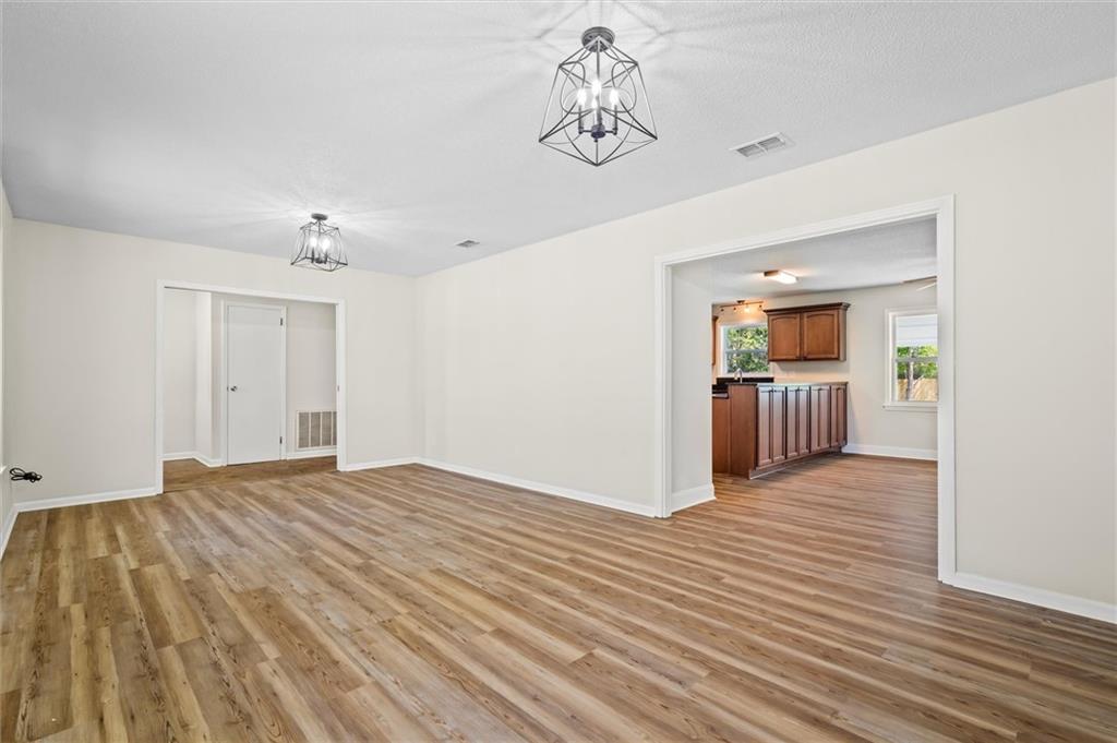 207 Oak Street W