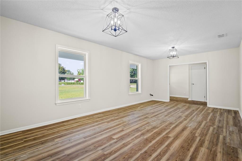 207 Oak Street W