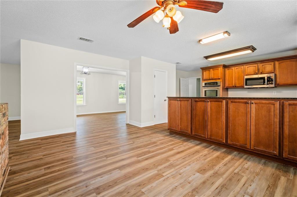 207 Oak Street W