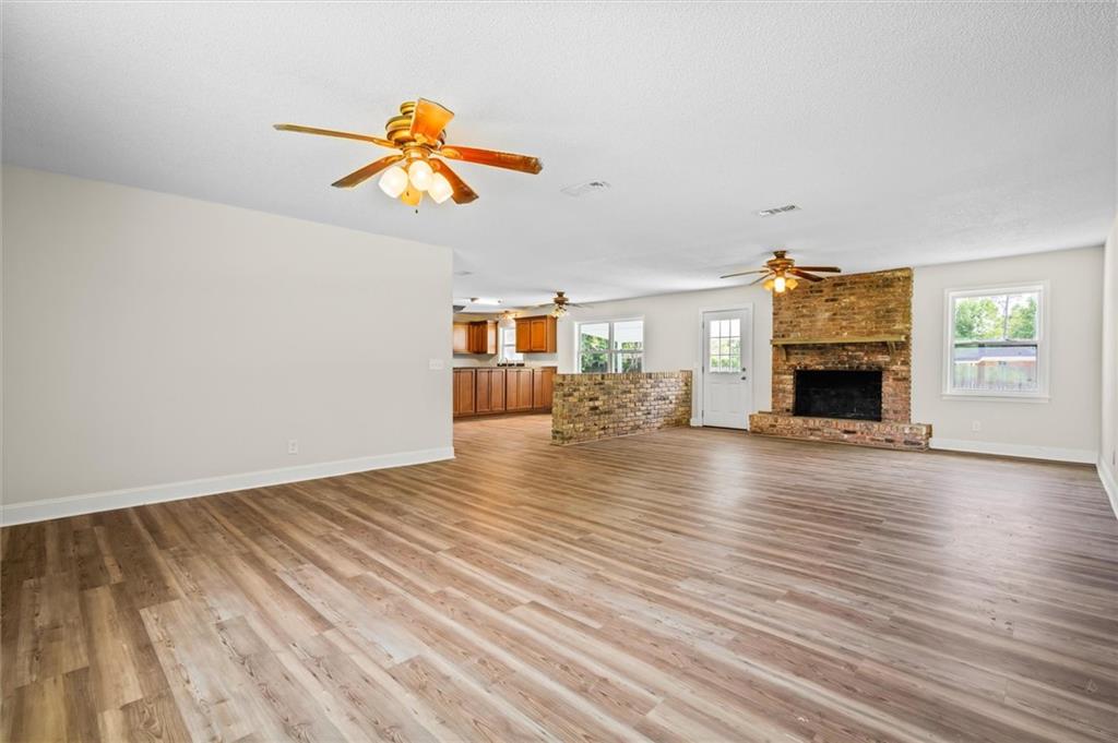 207 Oak Street W