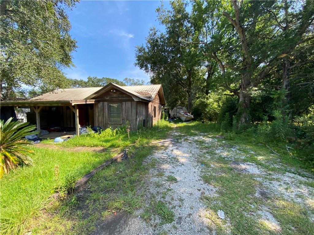 5561 Thomas Drive