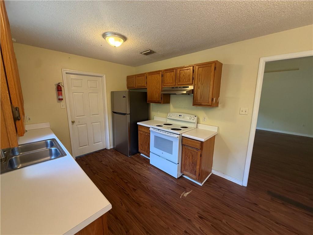 1075 Salco Road W