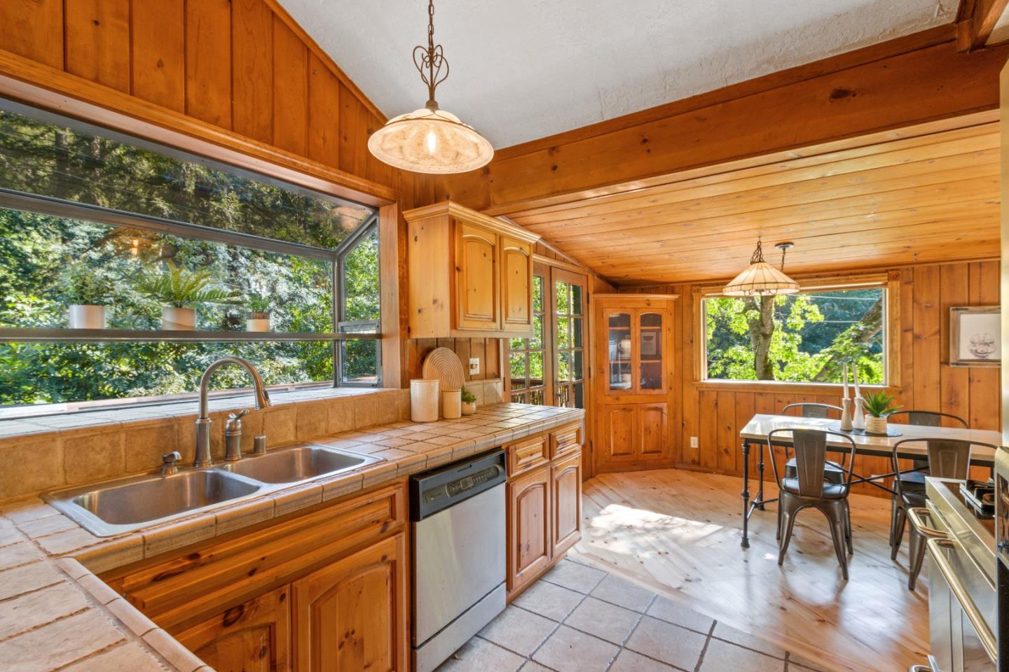 405 Creekside WAY