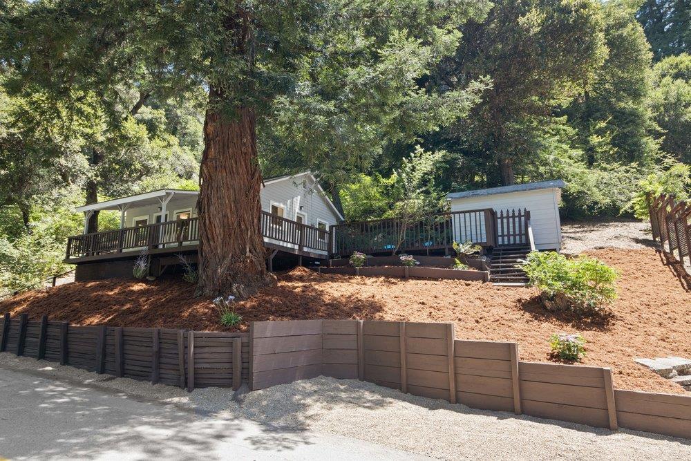 208 Cloister LN