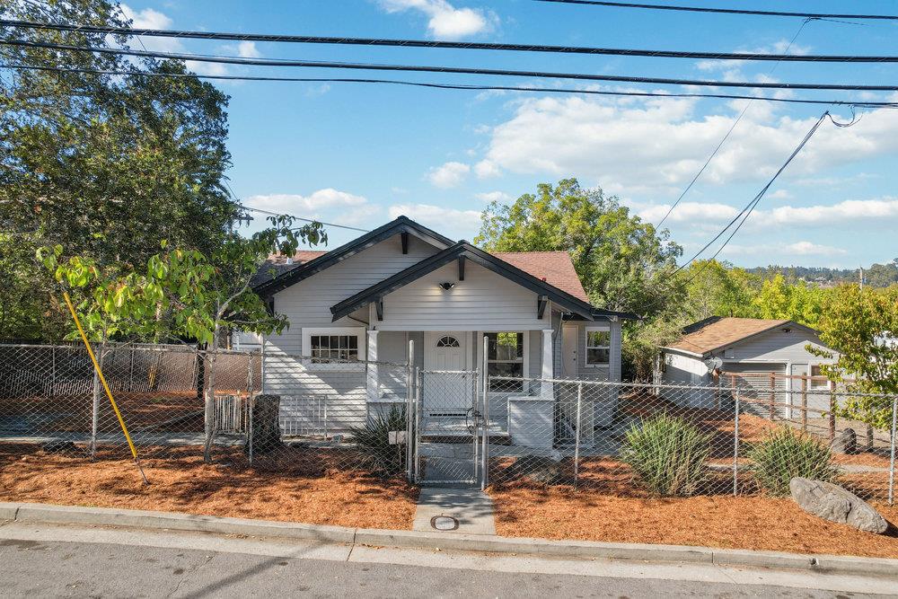 236 Mora ST